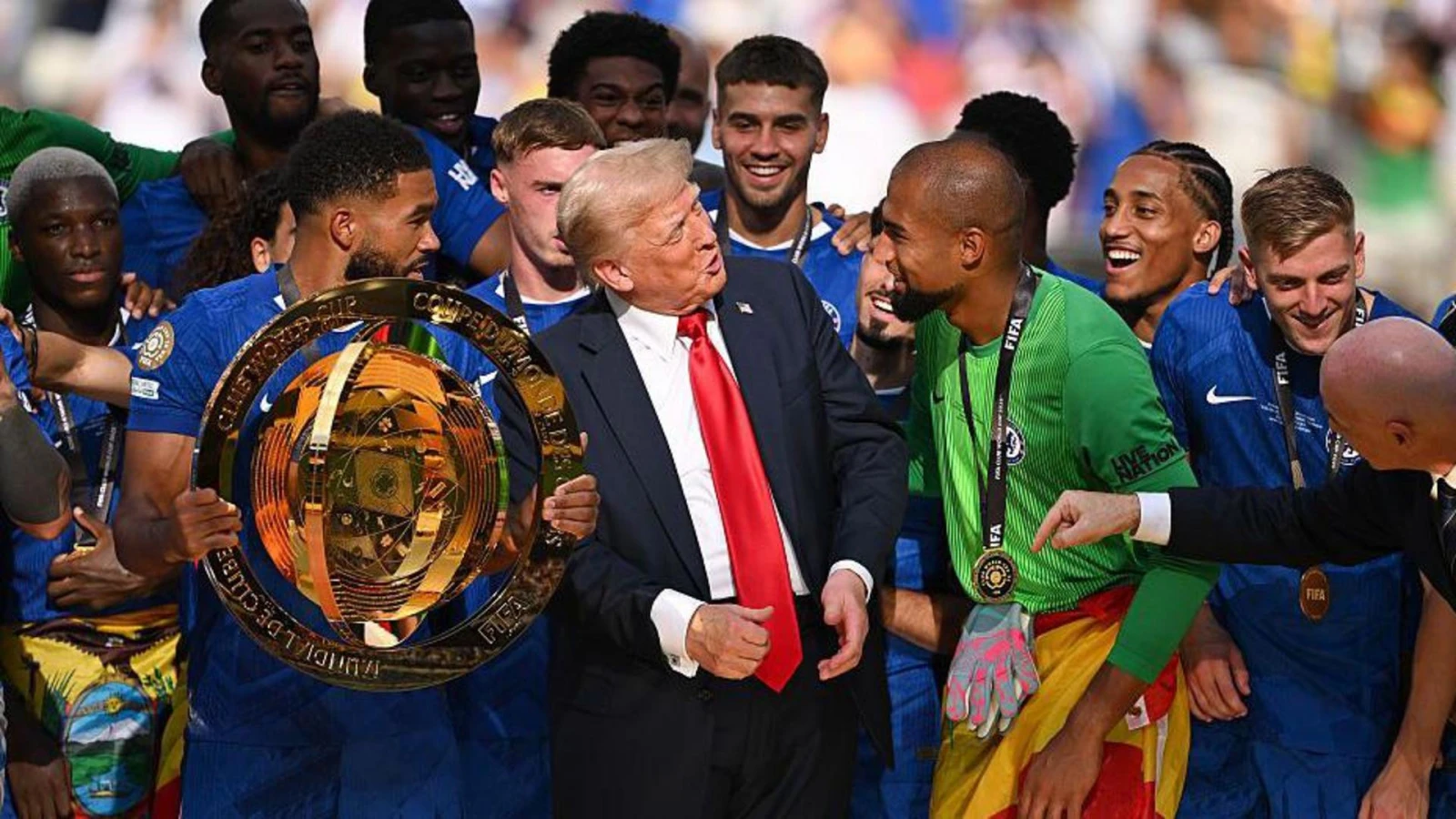 Трамп ӘЧ финалына барып, кубокты табыс етеді