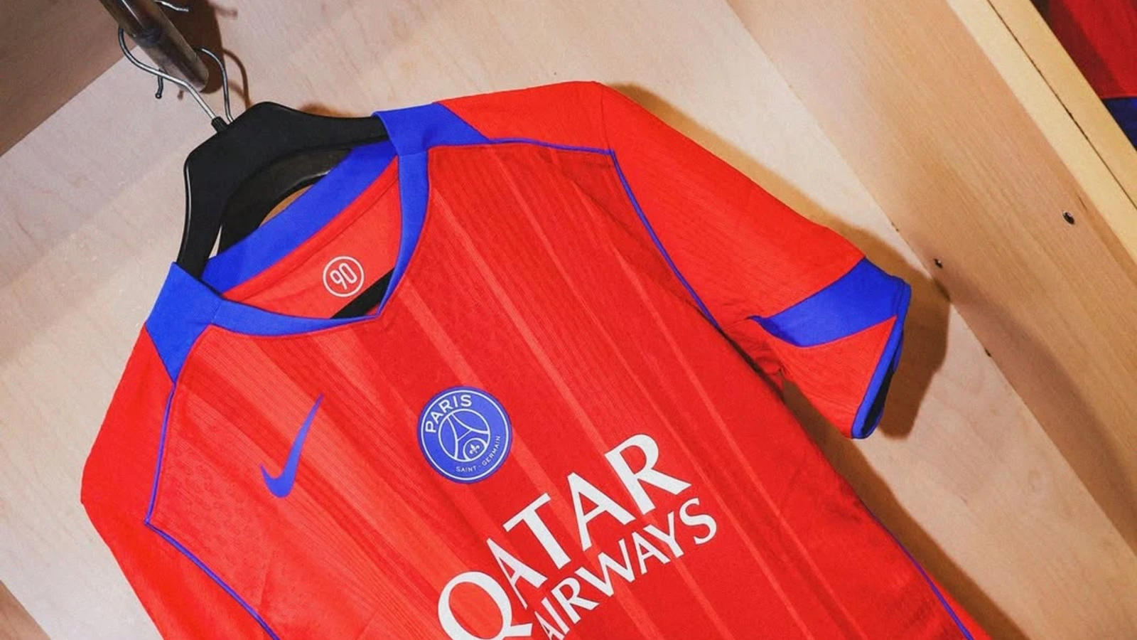 PSG жаңа маусымға арнайы ретро форма таныстырды