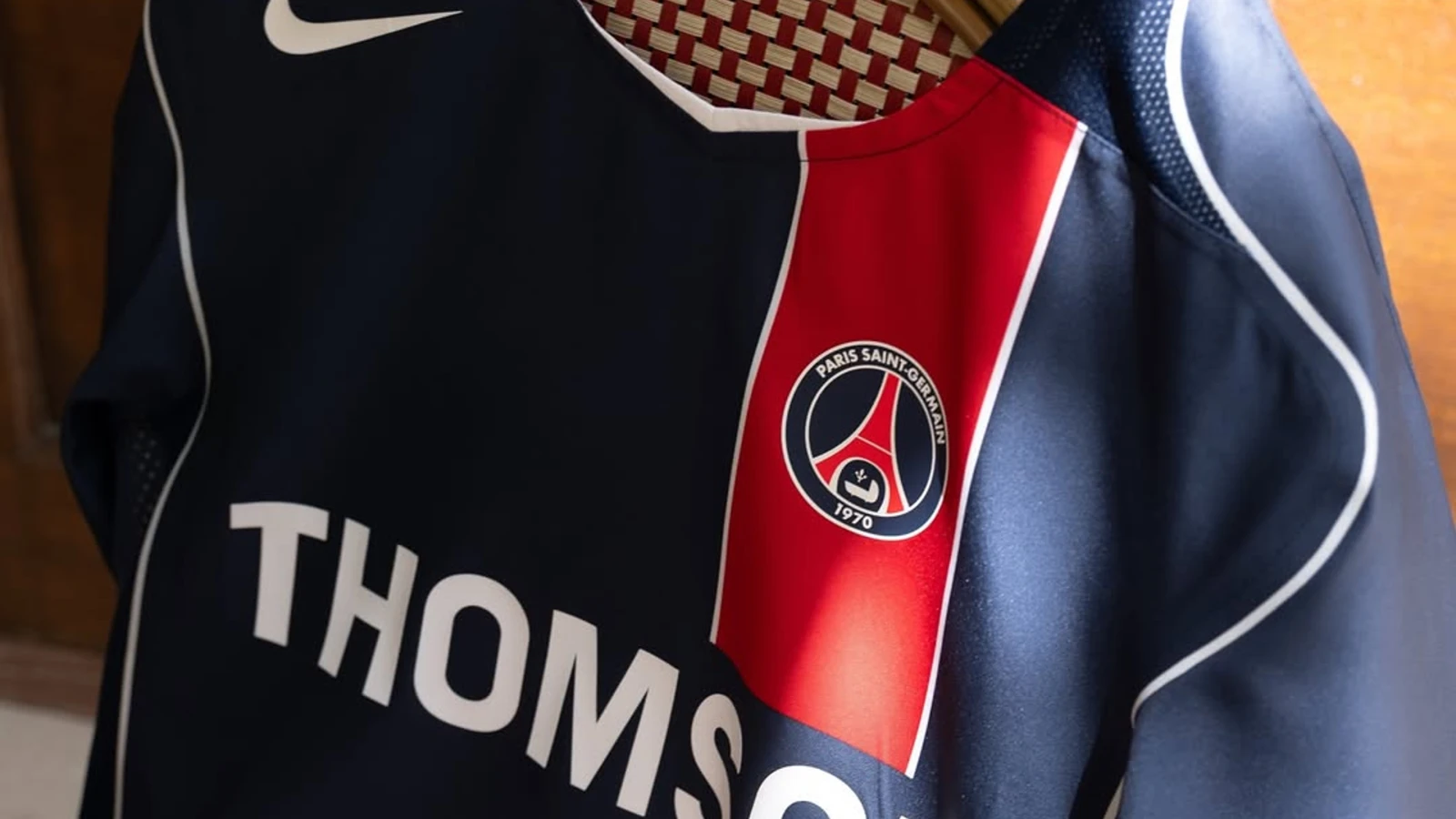 PSG аңызға айналған 2004/05 жейдесін қайта шығарды