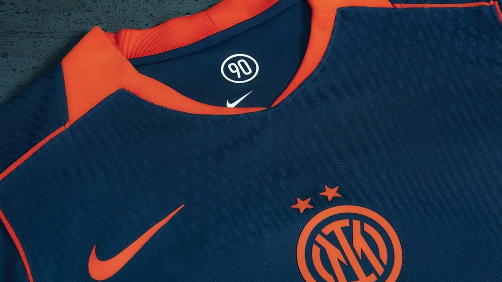 Интер мен Nike жаңа форманы таныстырды: ретро стильдегі шедевр